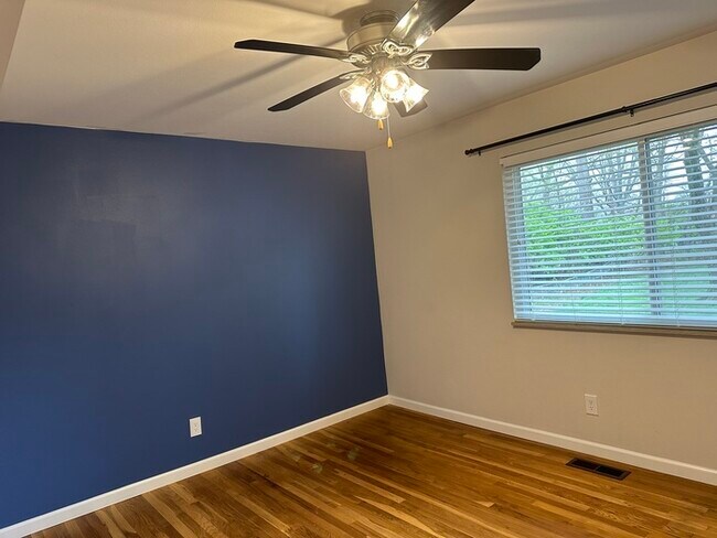 Building Photo - 3 Bedroom 2 Bathroom in Parkway North School District!