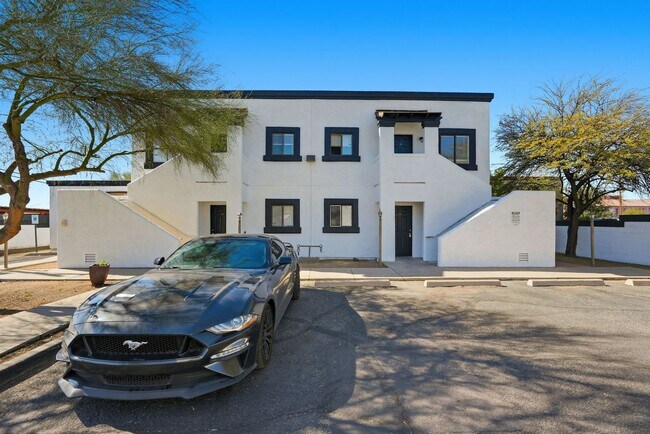 Building Photo - 317 N Vine Ave