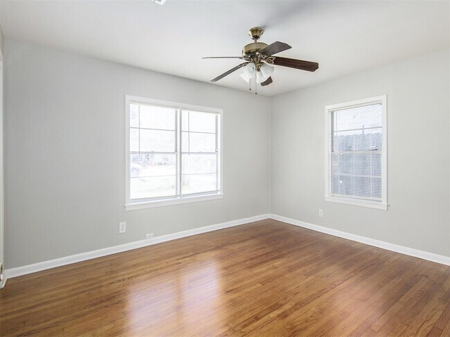 Building Photo - 2215 Silverbonnet St