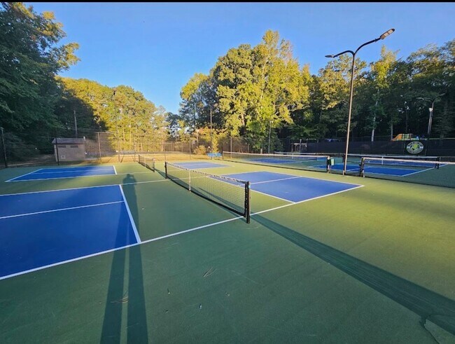 Building Photo - Dodson Courtyard Apartments 1 & 2 Bedroom Move In Specials!