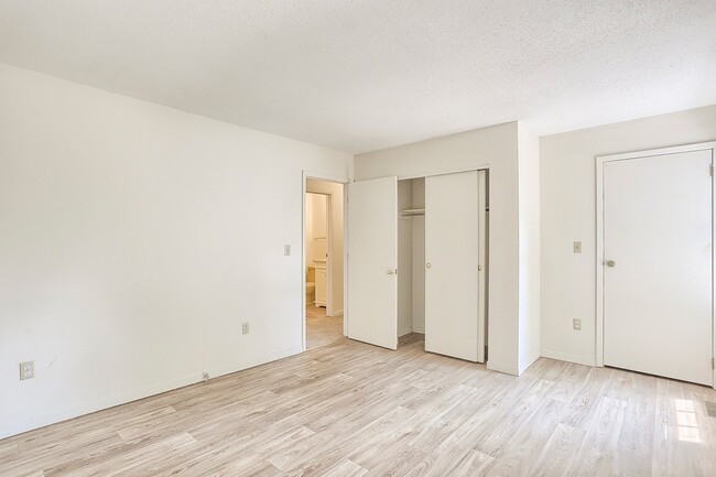 Building Photo - English Creek- Casa