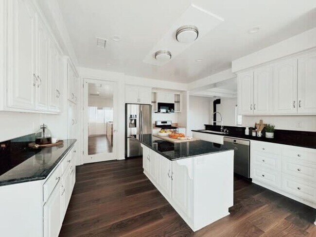 Building Photo - Multi-Generational 5-Bedroom, 4 Bath Home ...