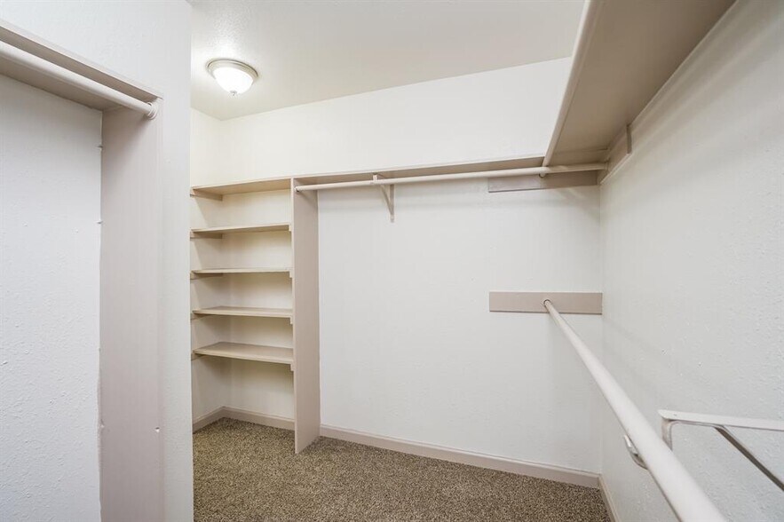 Building Photo - 13430 Piney Oaks Dr