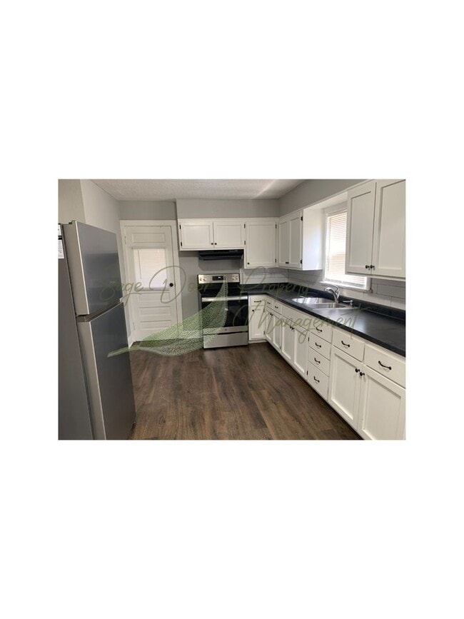 Building Photo - 1 FREE MONTH OF RENT!!!