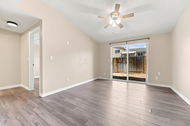 Building Photo - $1,295.95 1 bed, 1 bathroom, located in Aurora with a washer and dryer.