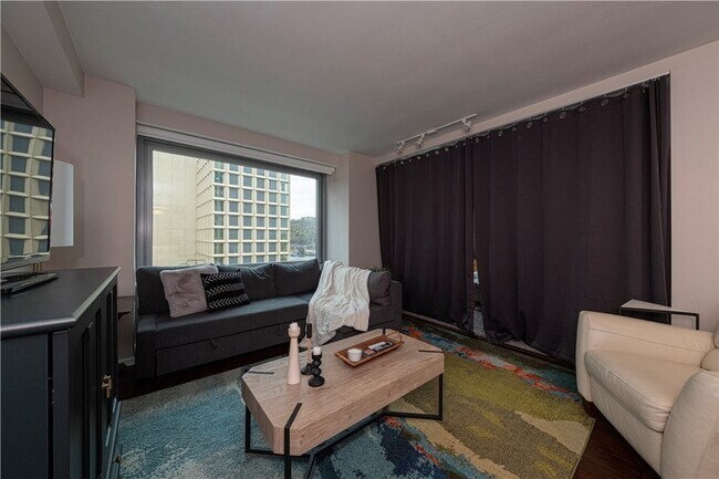 Building Photo - 320 Fort Duquesne Blvd