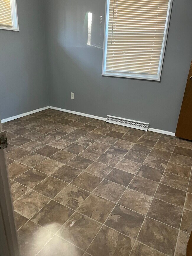 Building Photo - "Charming 3-Bed Sanctuary in St. Louis – Cozy Comfort Awaits on Ventura Drive!"  We accept sectio...