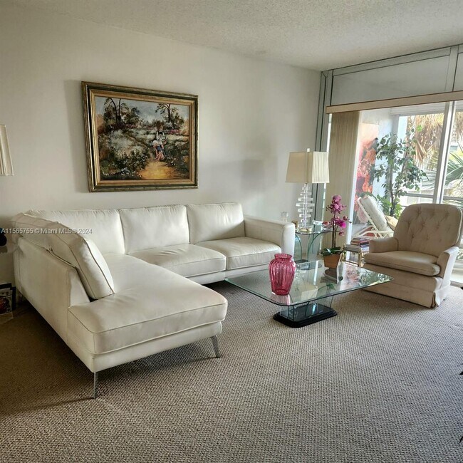 Building Photo - 3571 Inverrary Dr