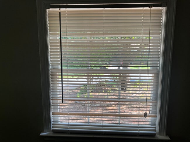 Building Photo - Room in House on Willowbrook Dr