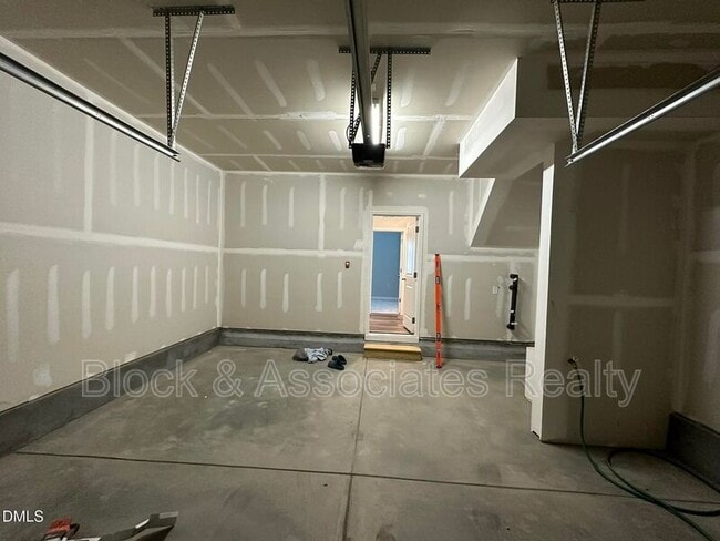 Building Photo - 608 Gimari Dr