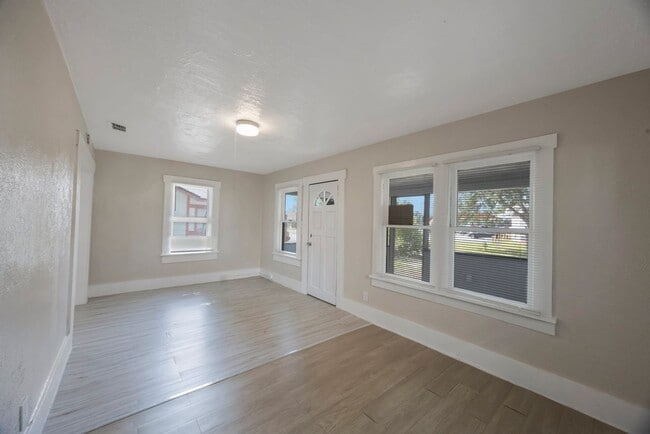 Building Photo - Spacious 2bdrm/1bath home with detached ga...
