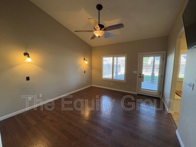 Building Photo - 2650 W Oakridge Ave