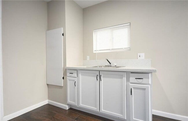 Building Photo - AVAILABLE NOW! LOVELY Remodeled 2 Bedroom ...