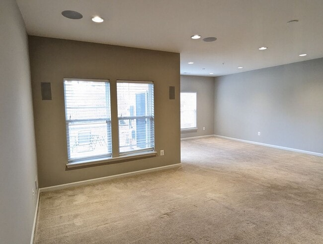 Building Photo - Gorgeous 3 level townhouse in North Potoma...