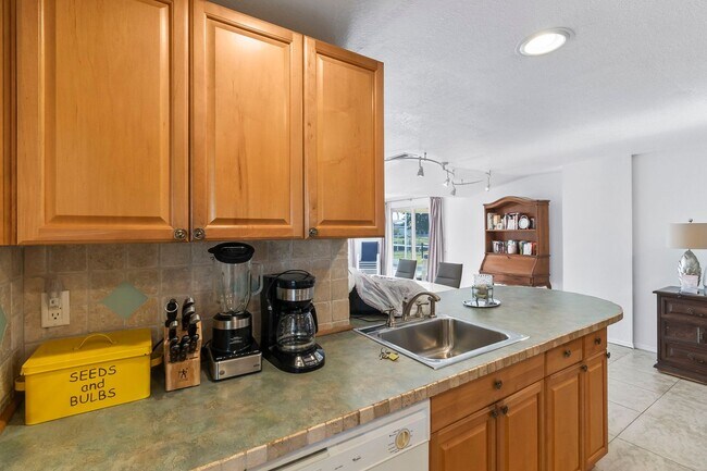 Building Photo - FURNISHED SHORT TERM RENTAL - 3 Bed / 2 Ba...