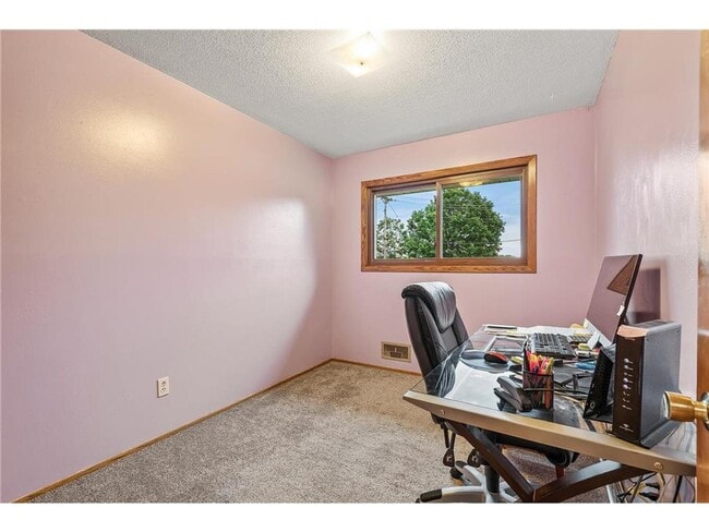 Building Photo - Classic, charming character *3Bd*2Bath*1 Den 1584 SqFt in New Hope Avail May 1!