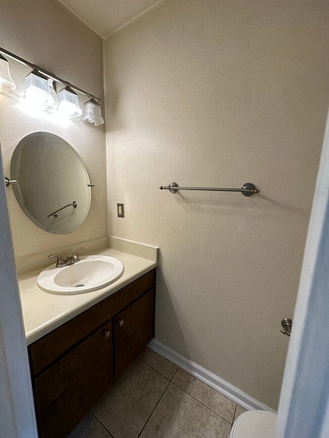 Building Photo - 2 Bedroom Apartment Walking Distance to FSU