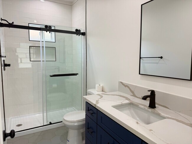 Building Photo - 678 E 45th St