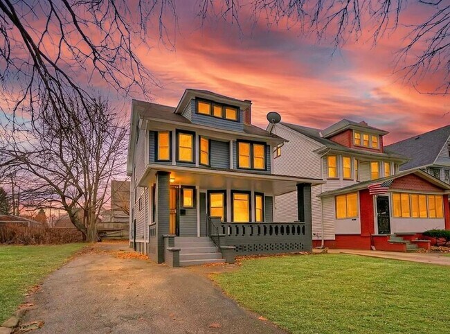 Building Photo - Spacious 5-bedroom, 2-bath single-family home