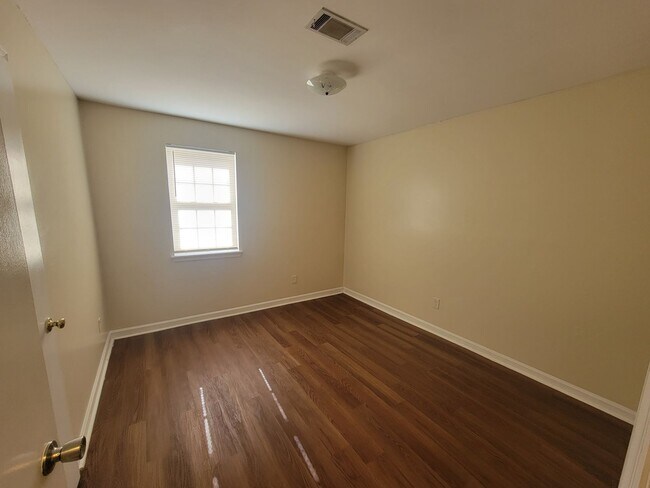 Building Photo - 115 Samarya Ln