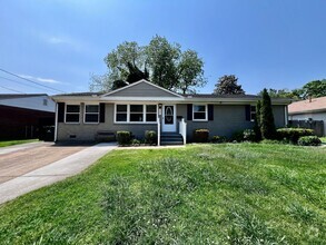 Building Photo - Gorgeous fully renovated 4 bedroom home in...