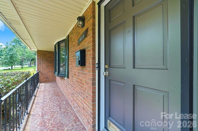 Building Photo - 4815 Carriage Dr Cir