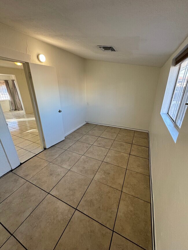 Building Photo - 239 S Cherry Ave