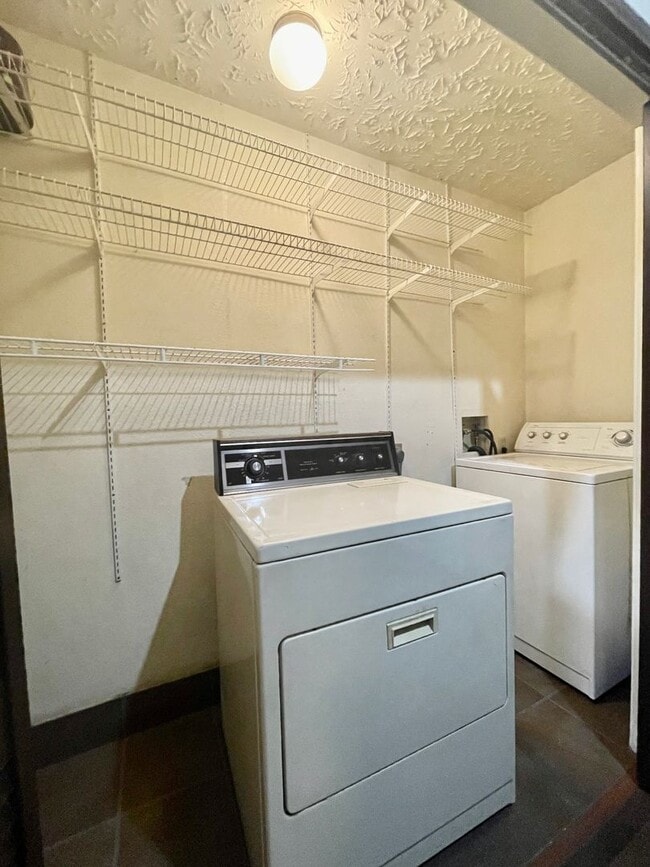 Building Photo - Gorgeous Condo, 2 Bedrooms/2 Balconies/2 B...