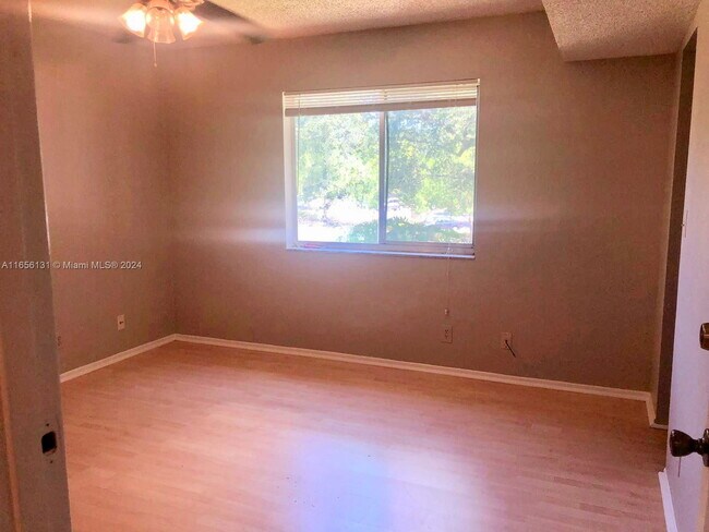 Building Photo - 506 Gardens Dr