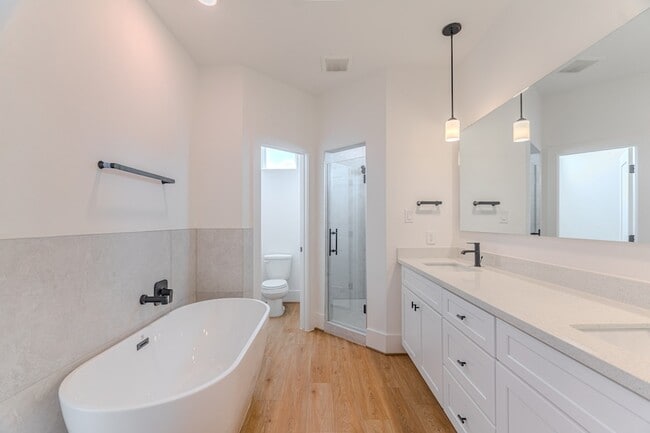 Building Photo - 7605 Victory Dr