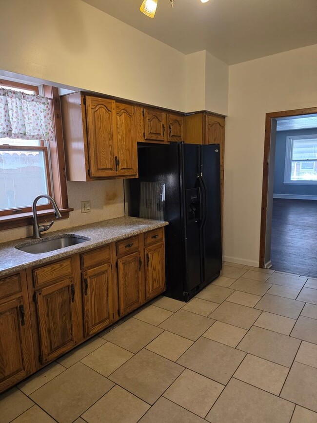 Building Photo - City Living