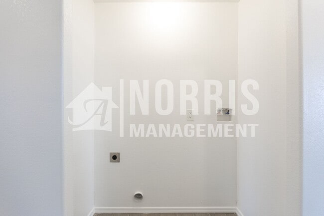 Building Photo - 4020 N Montezuma Dr