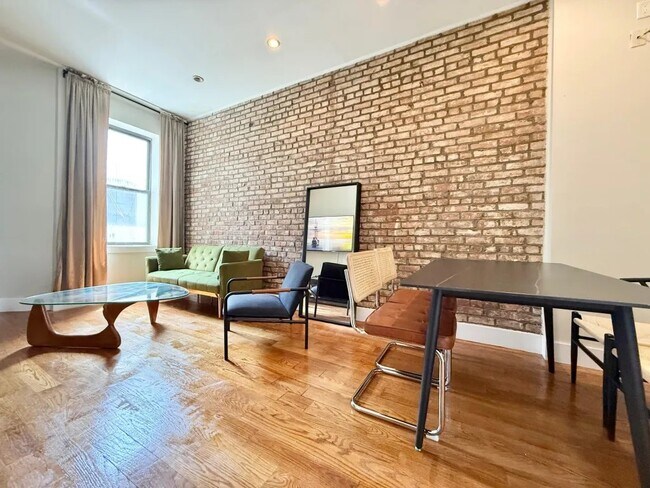 Building Photo - Furnished room/NOT APARTMENT