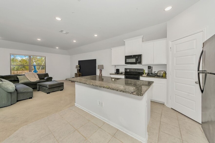 Building Photo - 2213 Pacific Ave