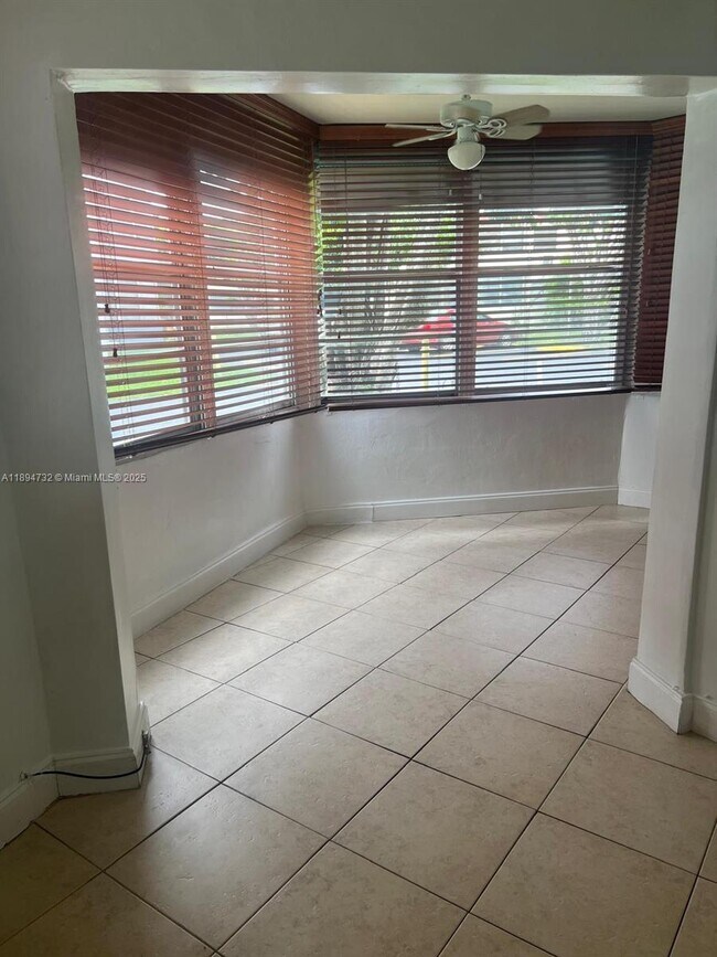Building Photo - 1663 NE Miami Gardens Dr