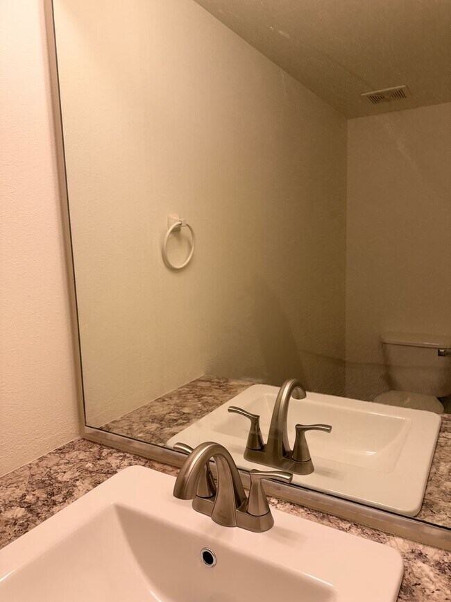 Building Photo - 2631-2631 Howard St