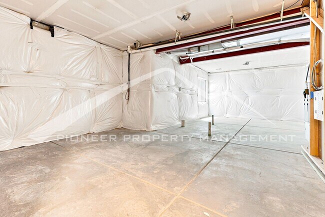 Building Photo - Charming Home with Central AC and Washer/Dryer
