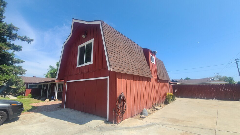 Building Photo - 3704 E Bond Ave