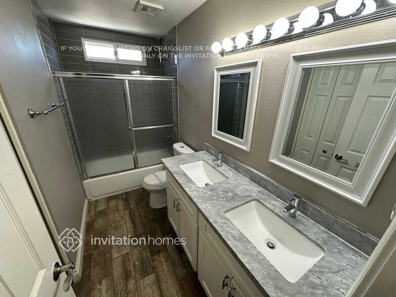 Building Photo - 1335 E Hermosa Dr