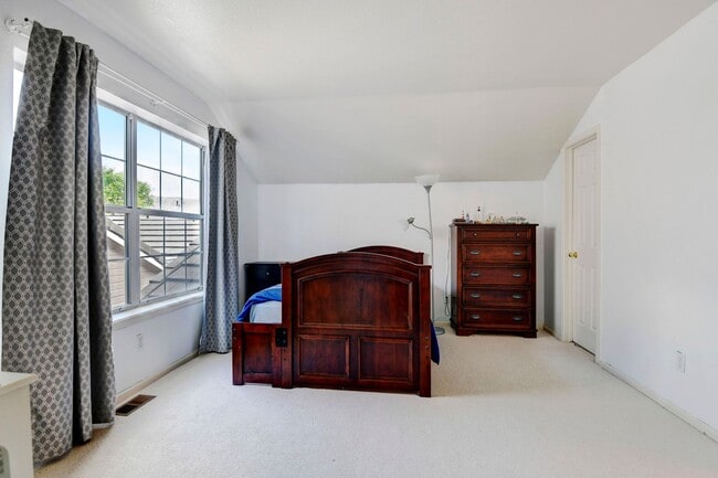Building Photo - Beautiful luxury townhome style condominiu...