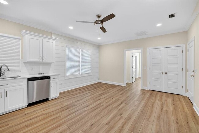 Building Photo - 204 Palm St