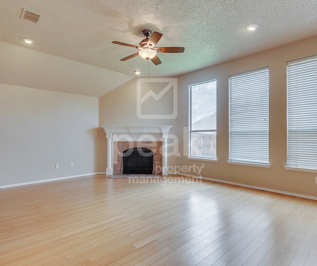 Building Photo - $2600! Beautiful 3 Bed, 2 Bath home in desirable PLANO!