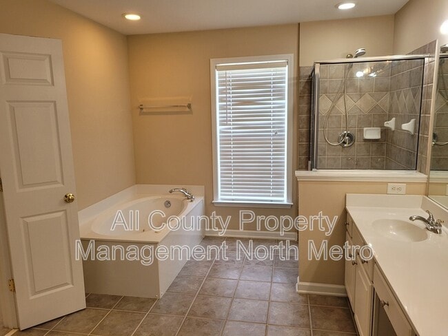 Building Photo - 5005 Foxfield Trace SE