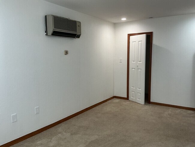 Building Photo - Los Caballeros #325