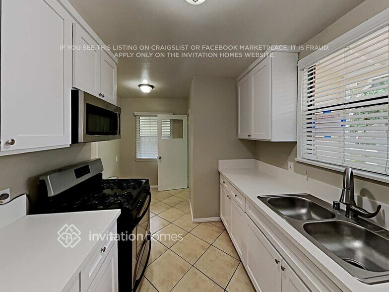 Building Photo - 15042 Romar St