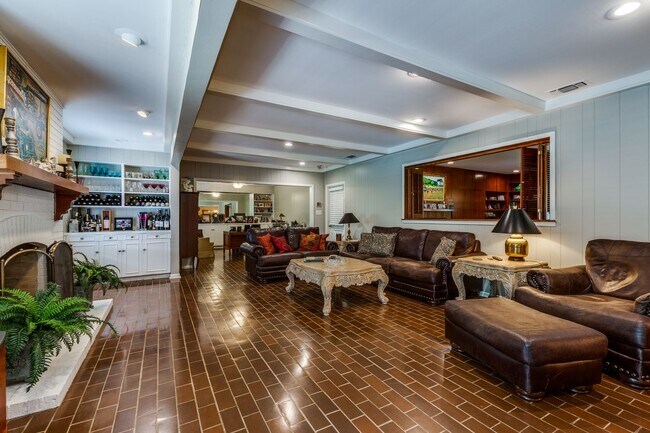 Building Photo - GORGEOUS RANCH-STYLE HOME ON WOODED 1.2 AC...