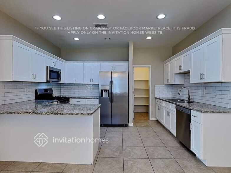 Building Photo - 832 S Henry Ln