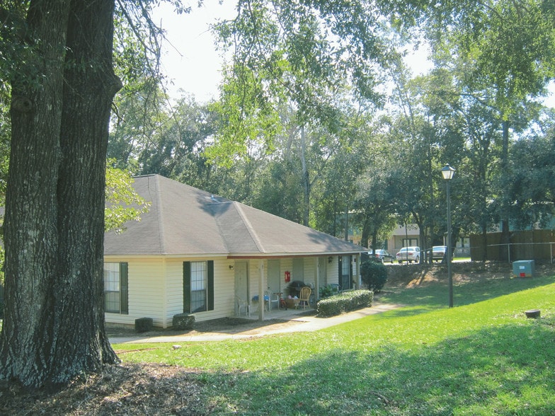 Building Photo - Hunters Run - No Vacancy; Waitlist Only!