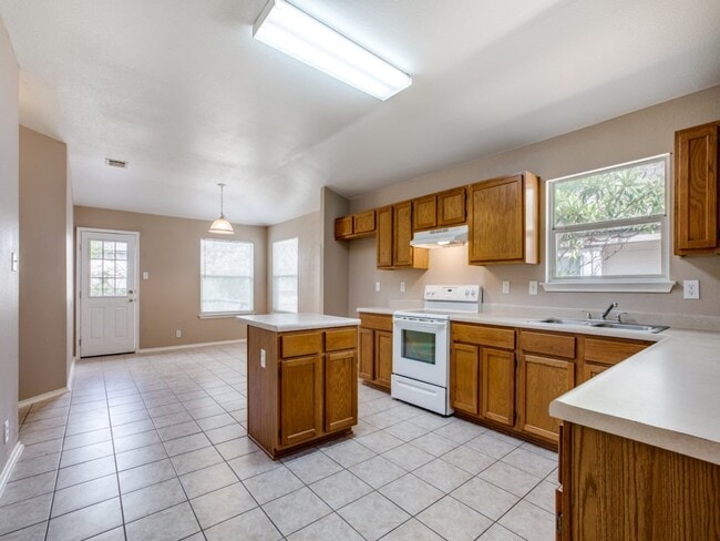 Building Photo - 611 Granite Cliff