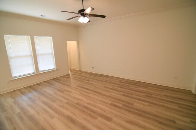 Building Photo - Trendy, 3 bedroom, 2 bath home in coveted Kenilworth Crossing Community near LSU